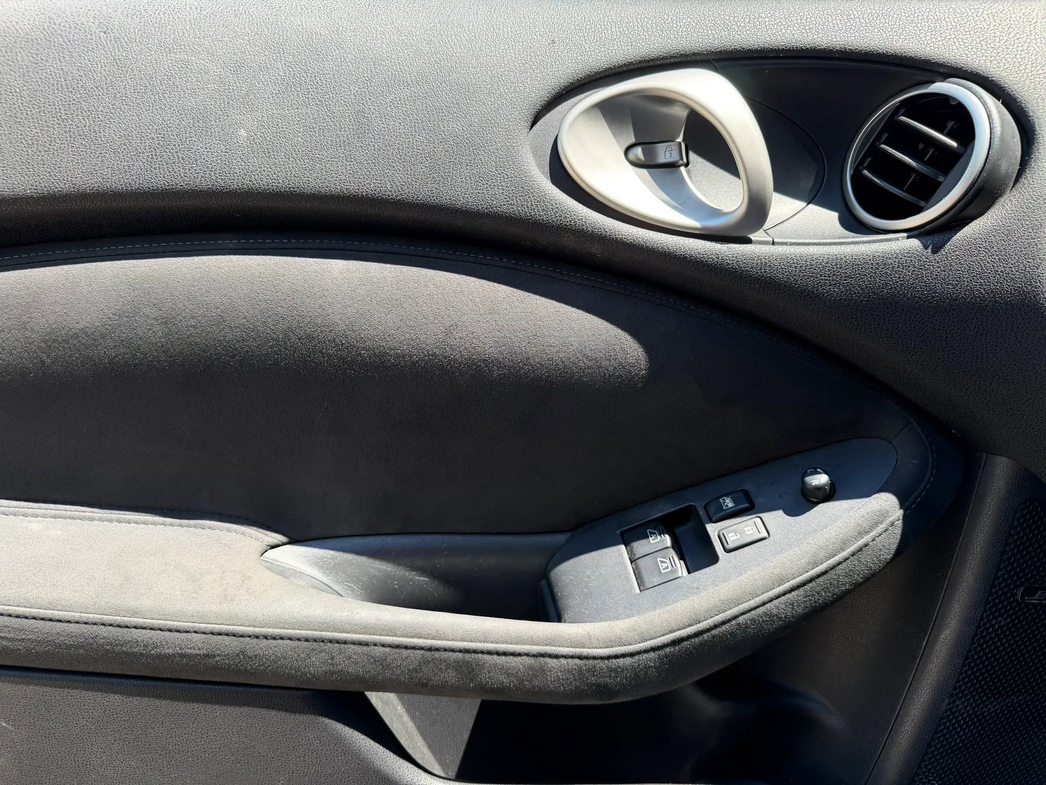 Used 2013 Nissan 370Z Touring RWD image 17
