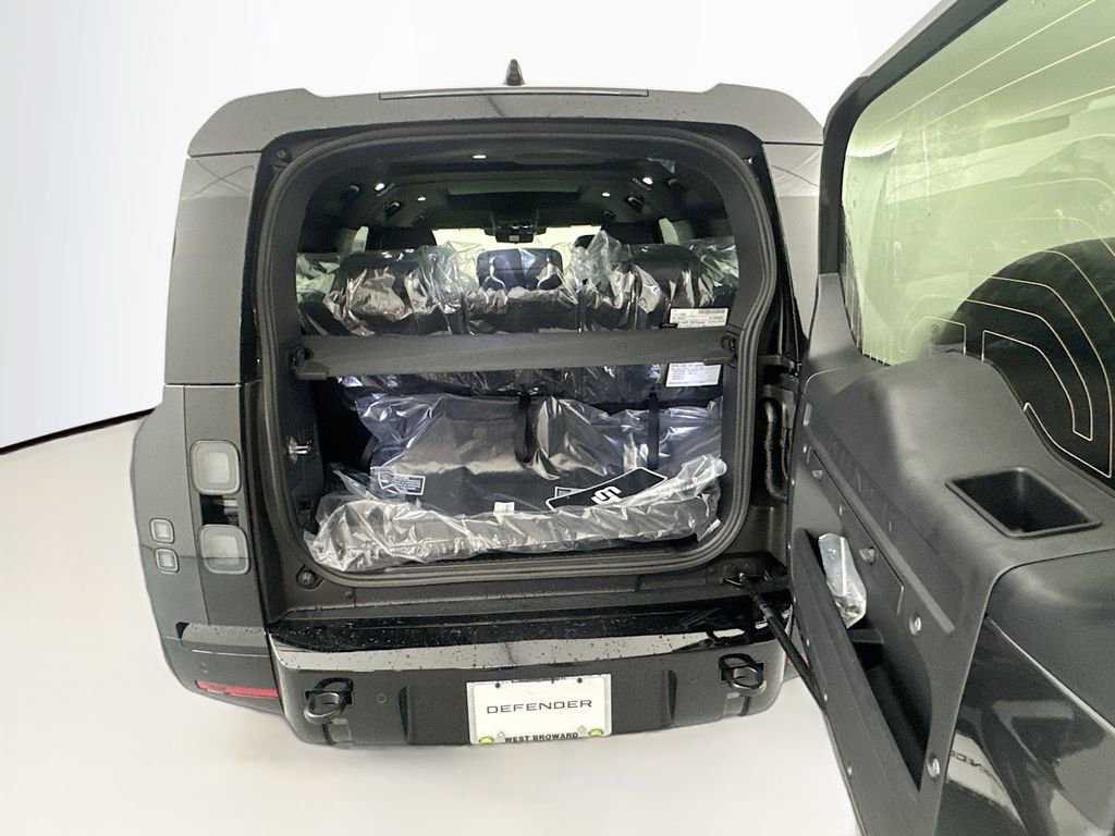 New 2026 Land Rover Defender 130 X-Dynamic SE image 26