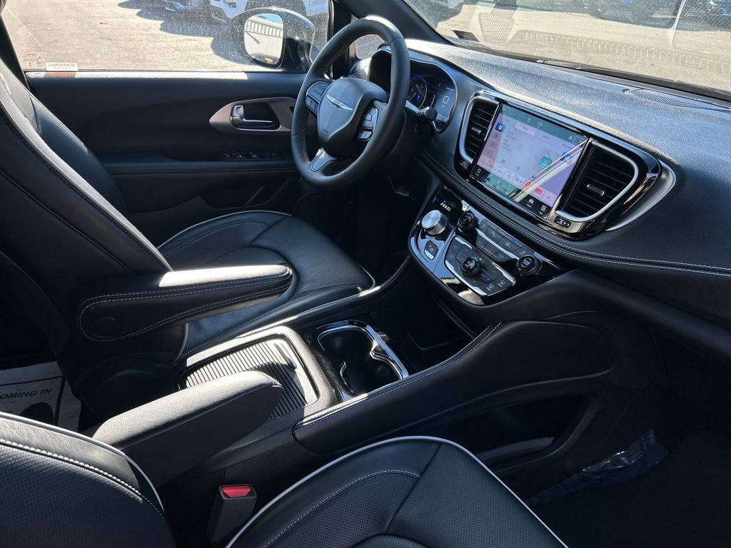 Used 2025 Chrysler Pacifica Limited image 13