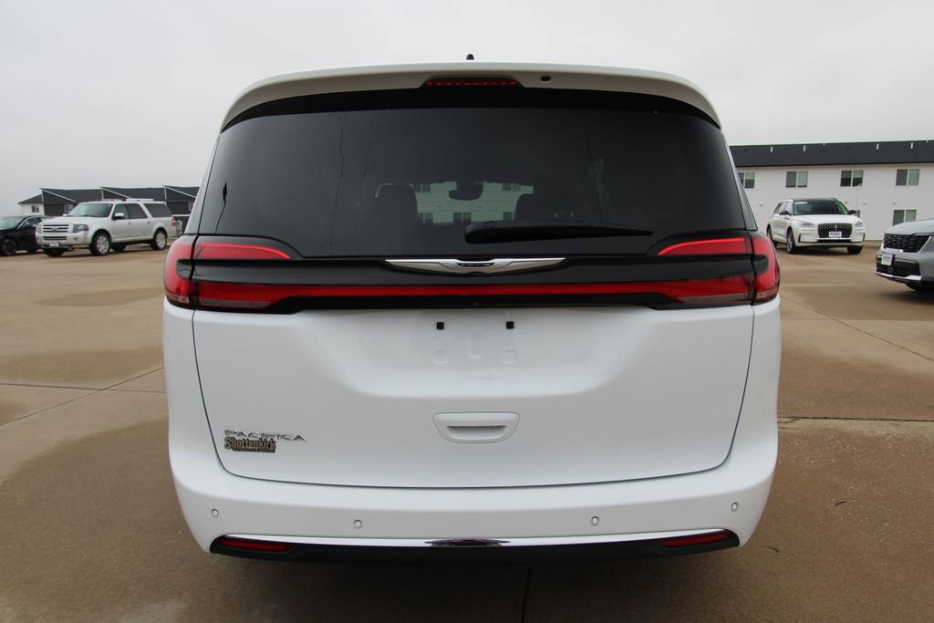 Used 2024 Chrysler Pacifica Touring-L image 18