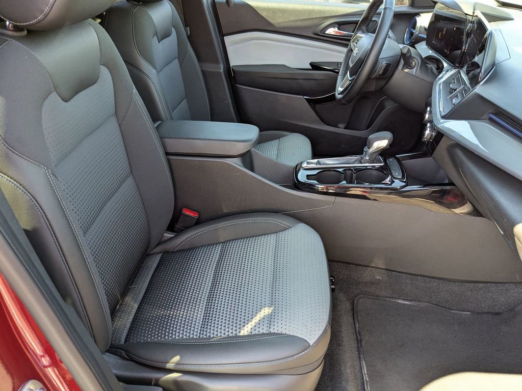 Used 2025 Chevrolet Trax LT w/ LT Convenience Package FWD image 31