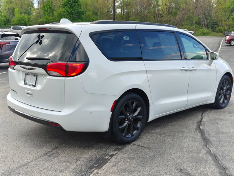 Used 2020 Chrysler Pacifica Touring-L Plus FWD image 5