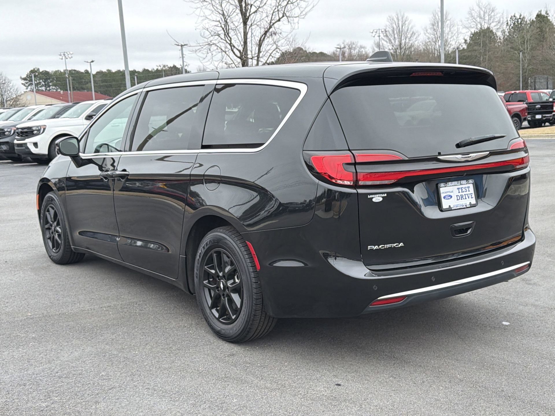 Used 2023 Chrysler Pacifica Touring image 28