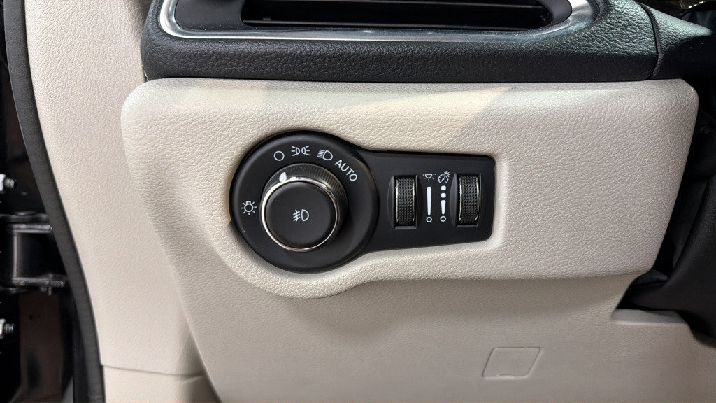 Used 2023 Chrysler Pacifica Limited FWD image 21