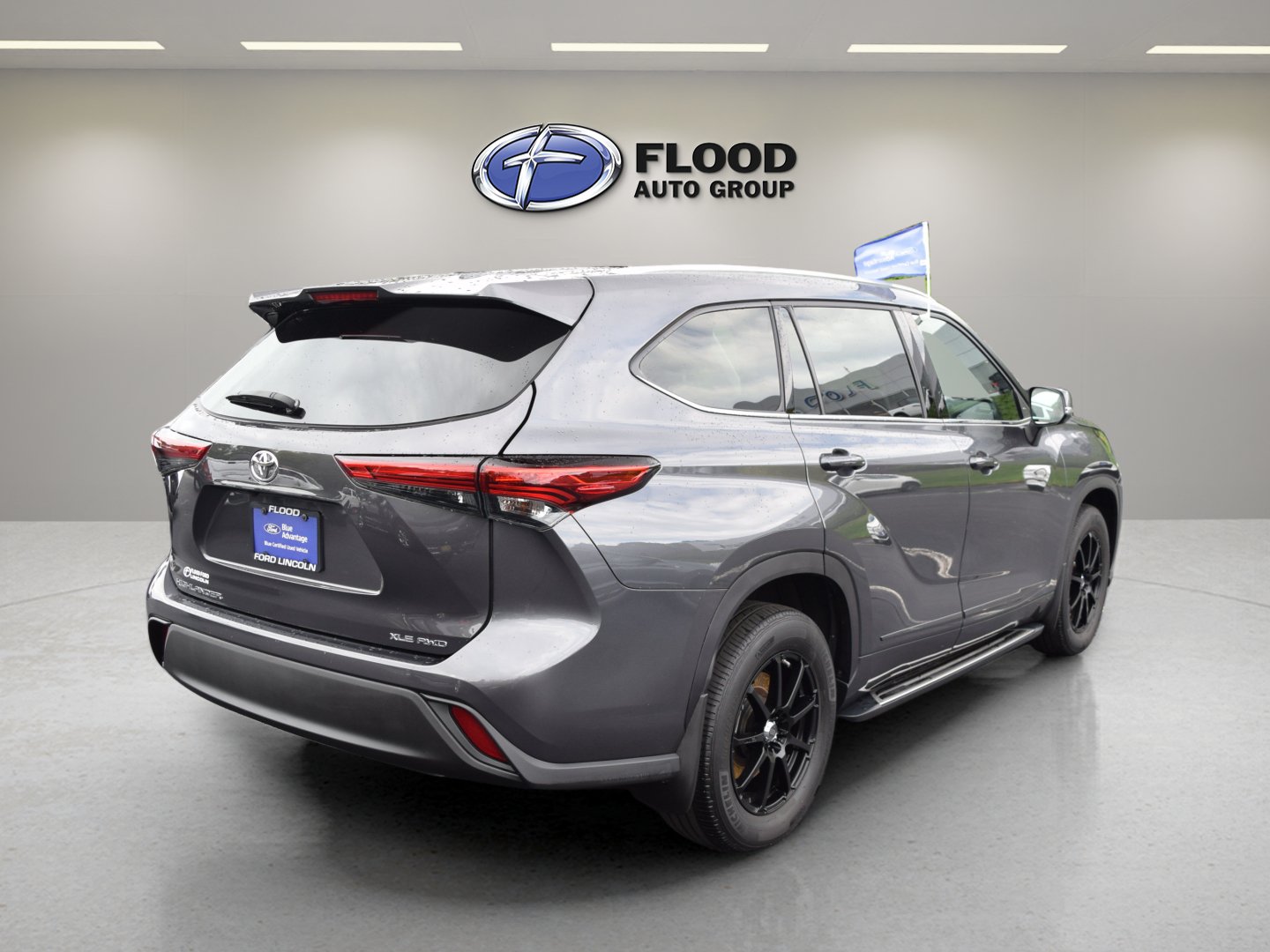 Used 2021 Toyota Highlander XLE AWD/4WD image 4