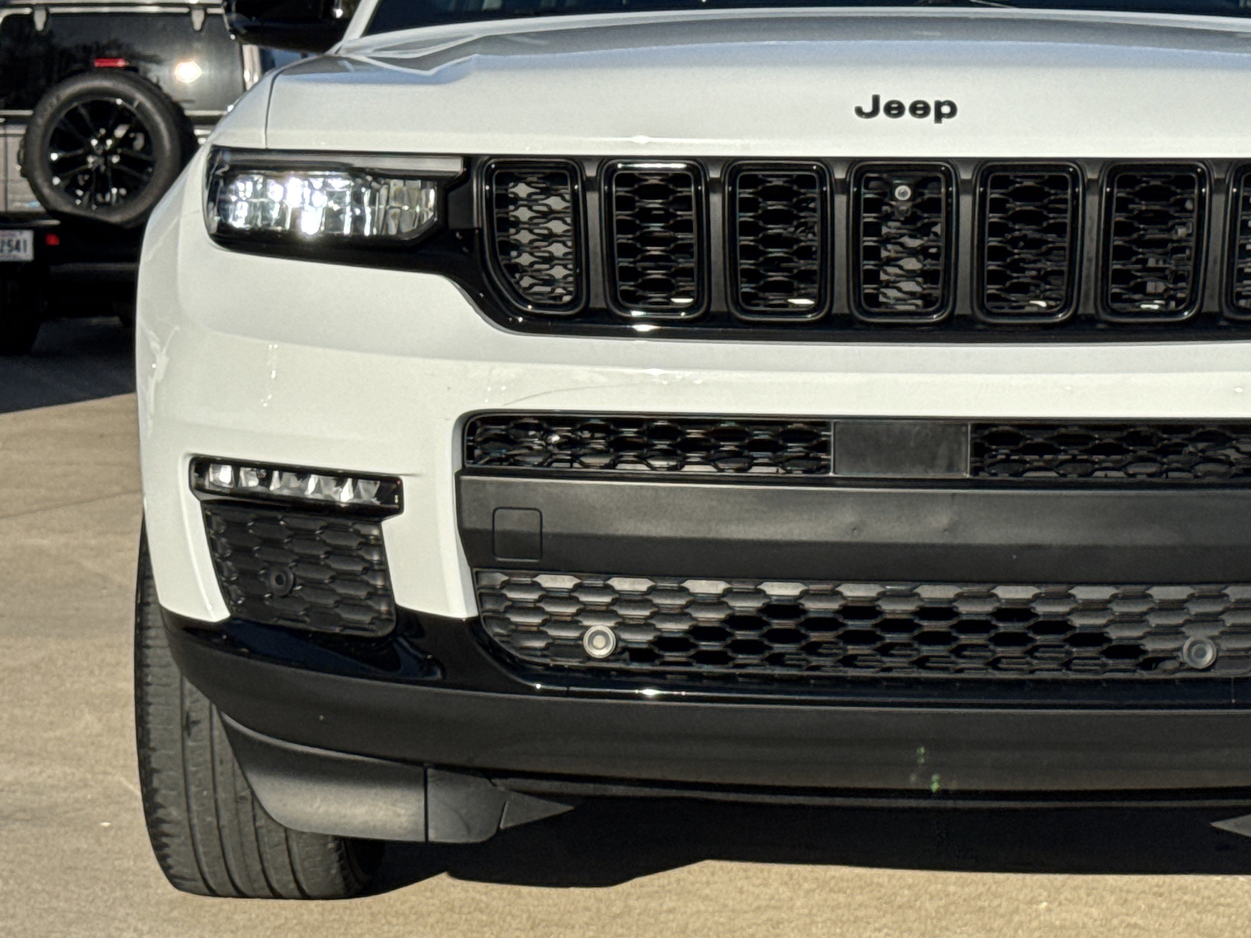 Used 2023 Jeep Grand Cherokee L Limited w/ Luxury Tech Group II image 7