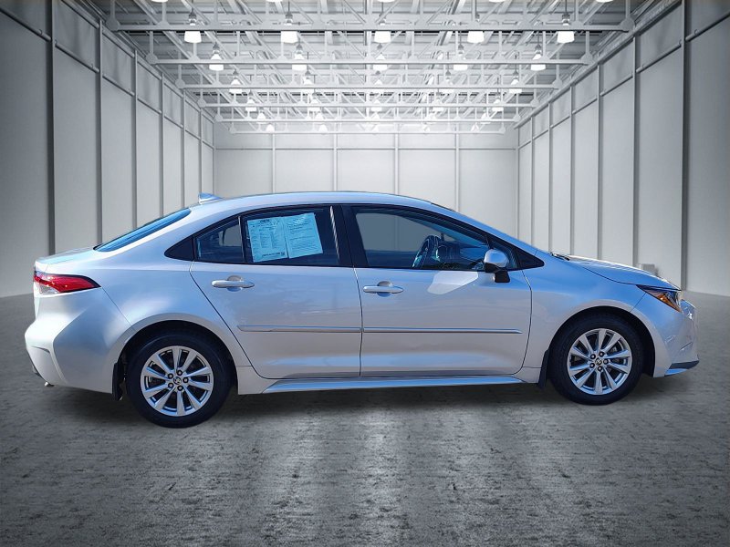 Used 2025 Toyota Corolla LE w/ LE Premium Package FWD image 9