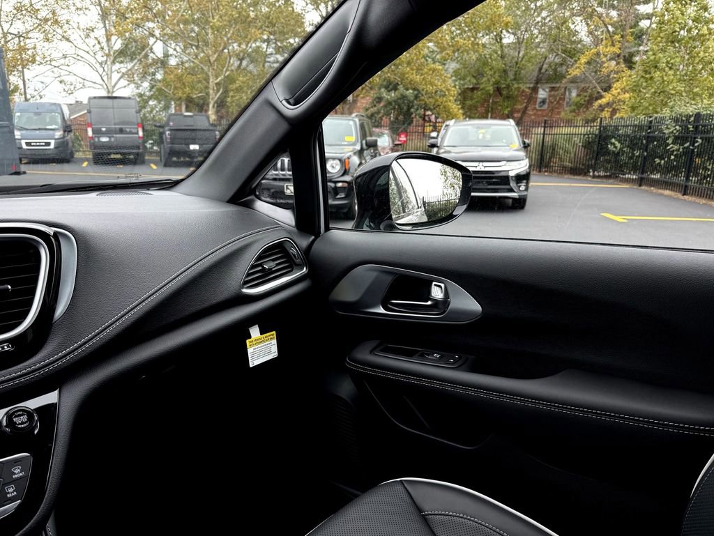 New 2026 Chrysler Pacifica Limited w/ Uconnect Theater Family Group image 31