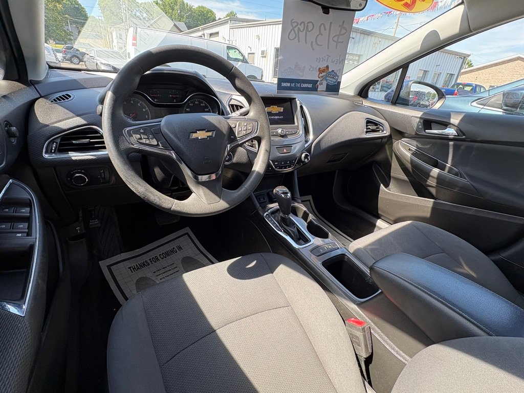 Used 2019 Chevrolet Cruze LT w/ Convenience Package FWD image 9