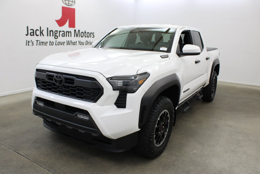 Used 2025 Toyota Tacoma TRD Off-Road AWD/4WD image 2