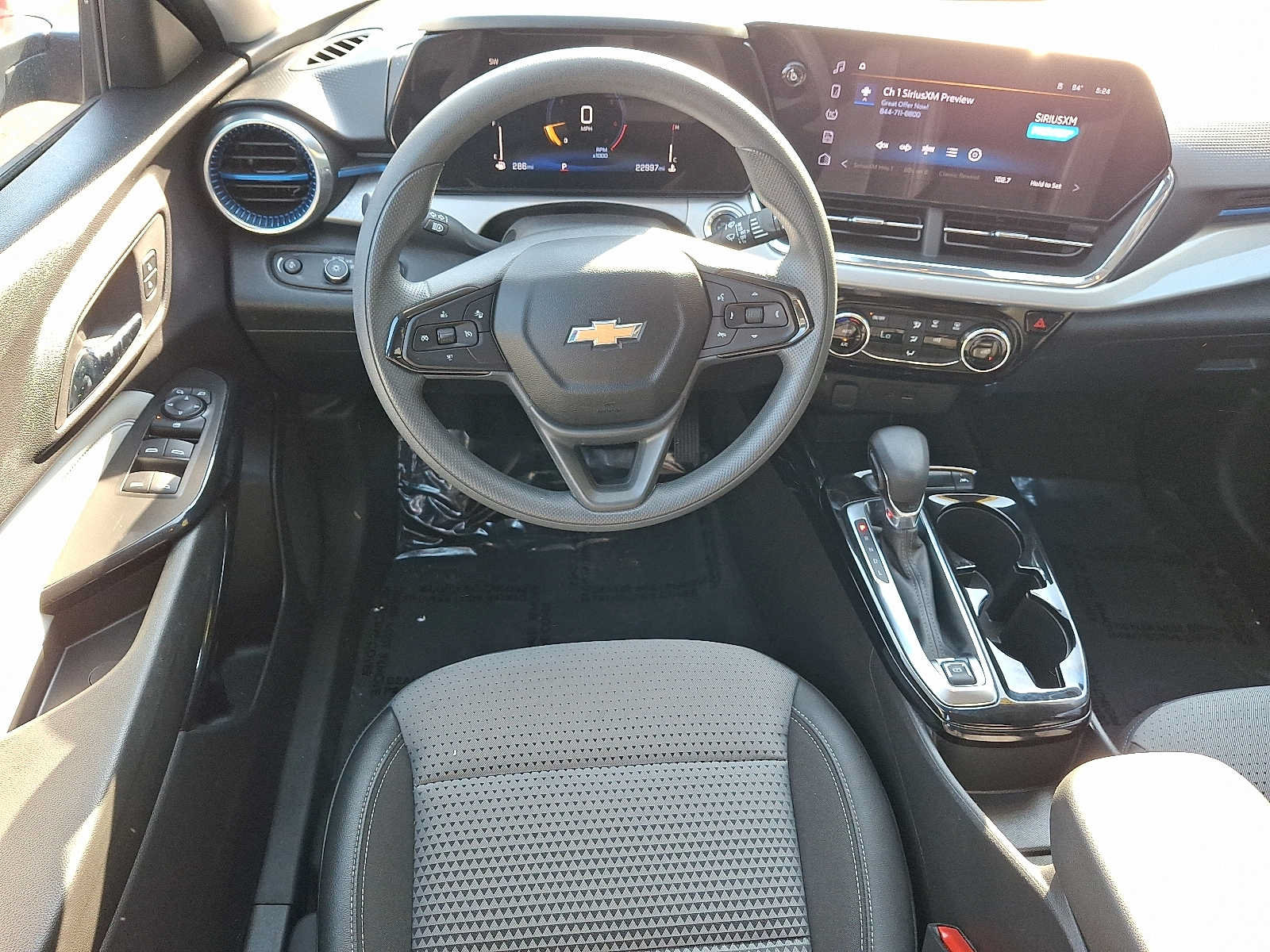 Used 2025 Chevrolet Trax LT FWD image 12