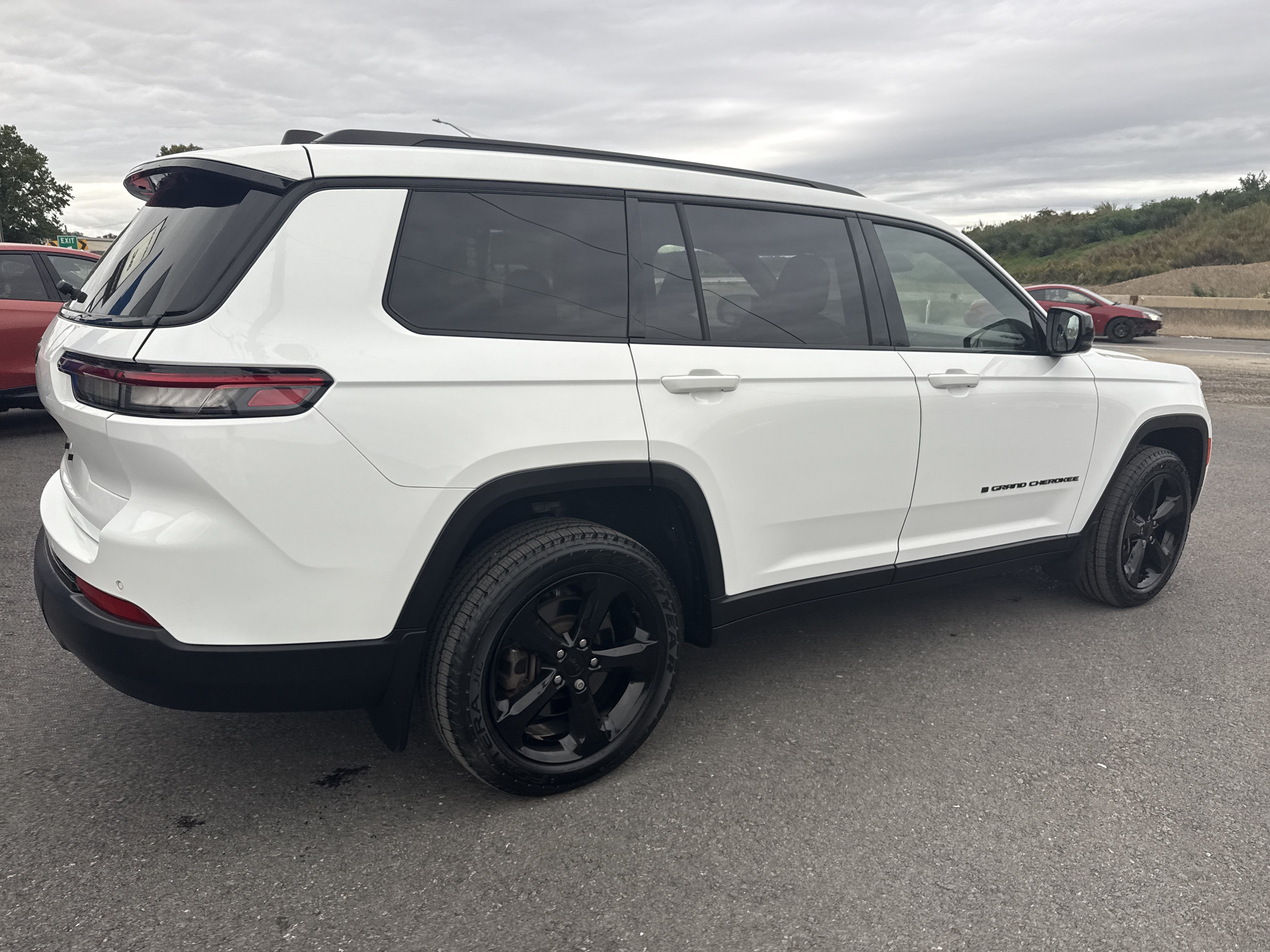 Used 2023 Jeep Grand Cherokee L Laredo AWD/4WD image 3