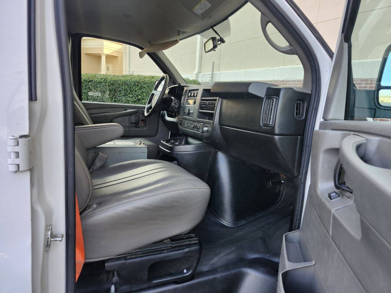 Used 2015 Chevrolet Express 2500 RWD image 5