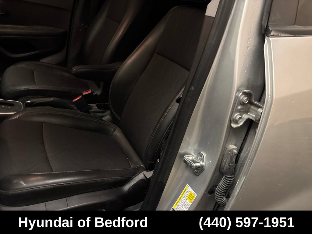 Used 2022 Chevrolet Trax LT w/ LT Convenience Package AWD/4WD image 11
