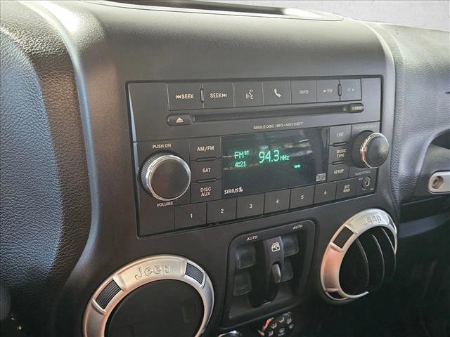 Used 2015 Jeep Wrangler Unlimited Sahara w/ Connectivity Group AWD/4WD image 13