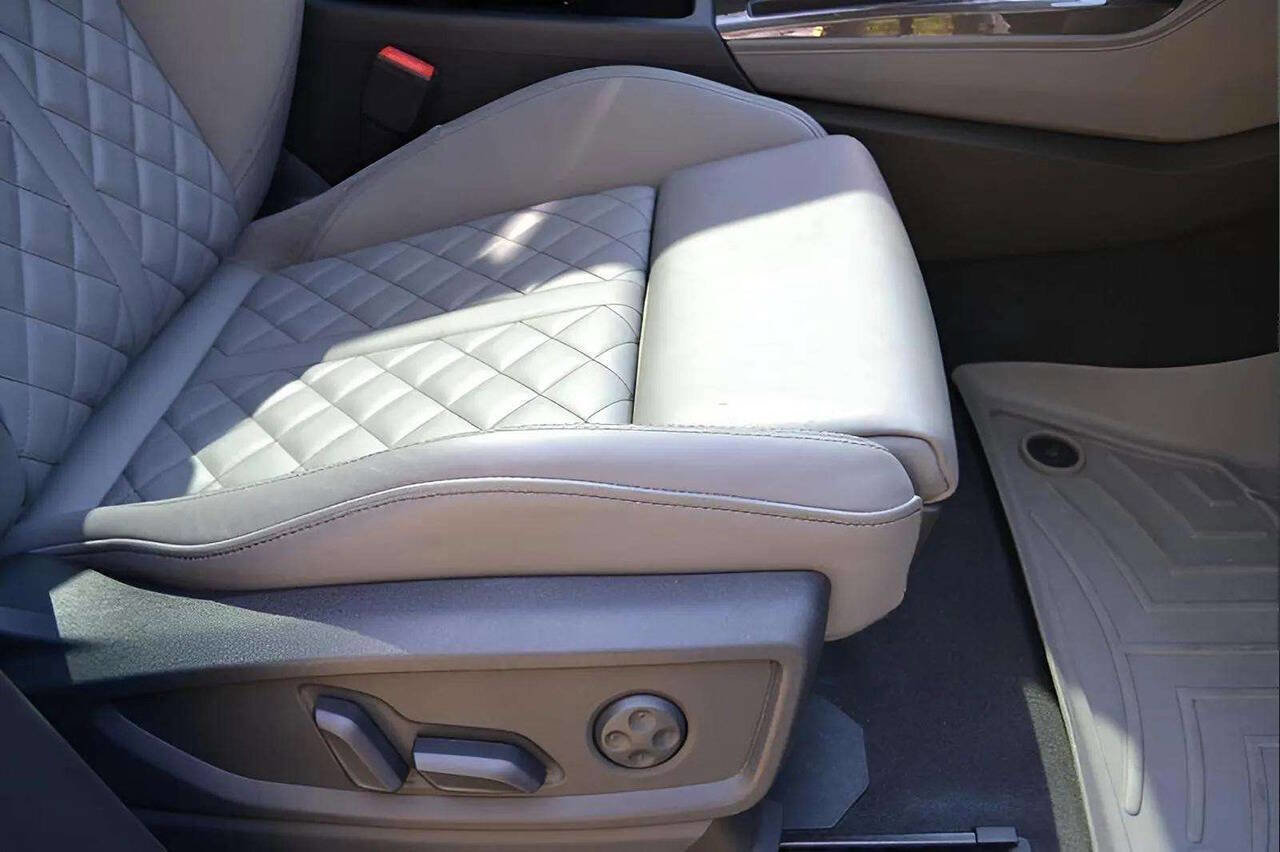 Used 2018 Audi SQ5 Premium Plus w/ Navigation Package image 29