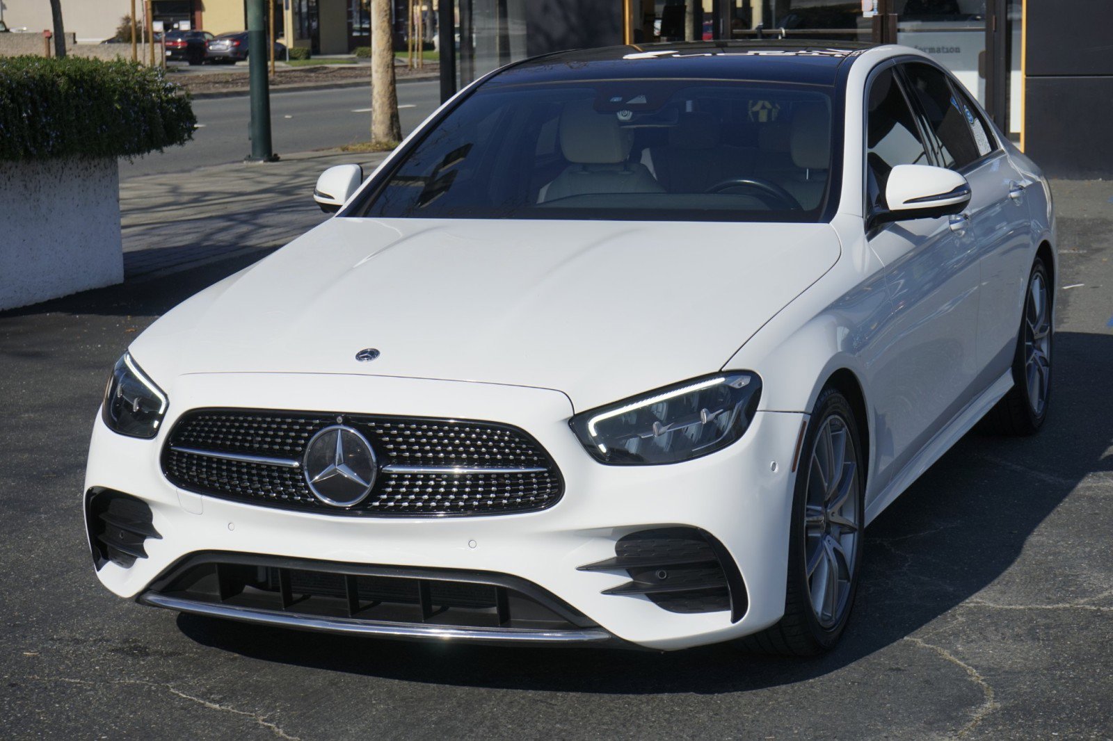 Used 2022 Mercedes-Benz E 350 Sedan w/ AMG Line Exterior image 3