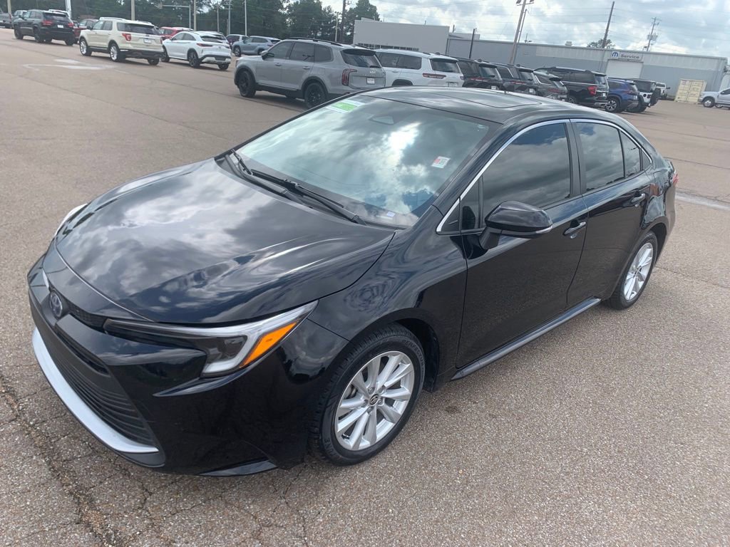 Used 2023 Toyota Corolla XLE image 3