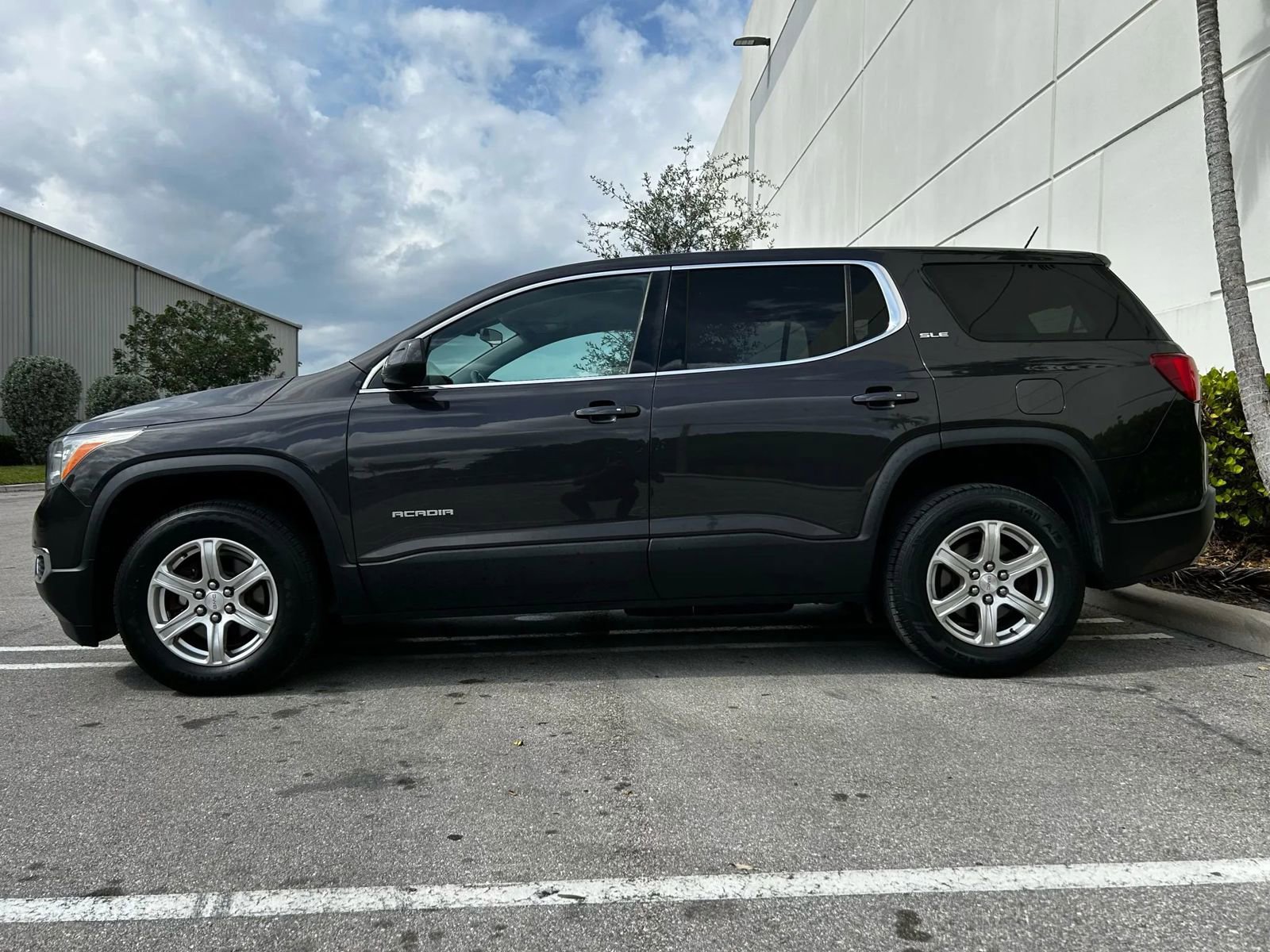 Used 2019 GMC Acadia SLE image 3