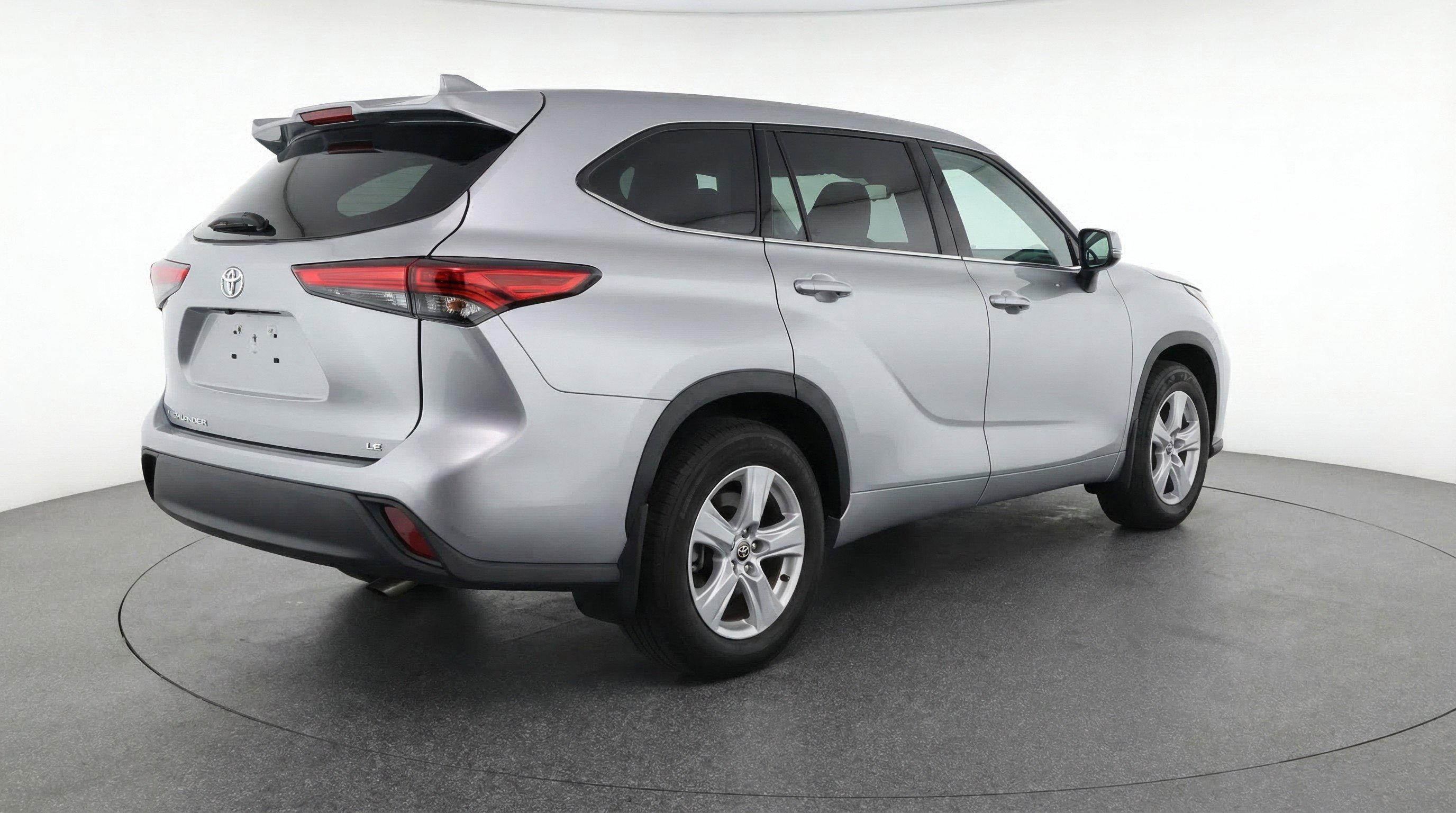 Used 2025 Toyota Highlander LE FWD image 9