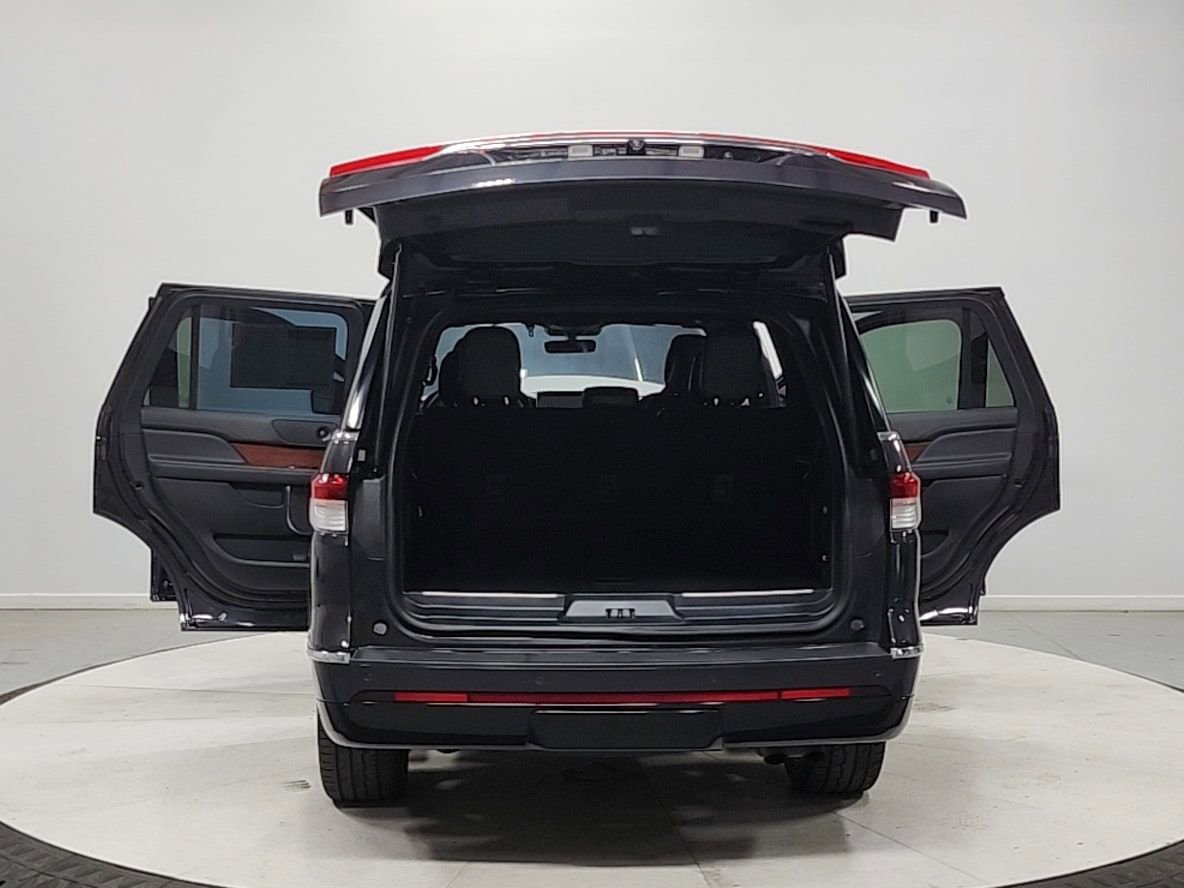 Used 2023 Lincoln Navigator Reserve image 14