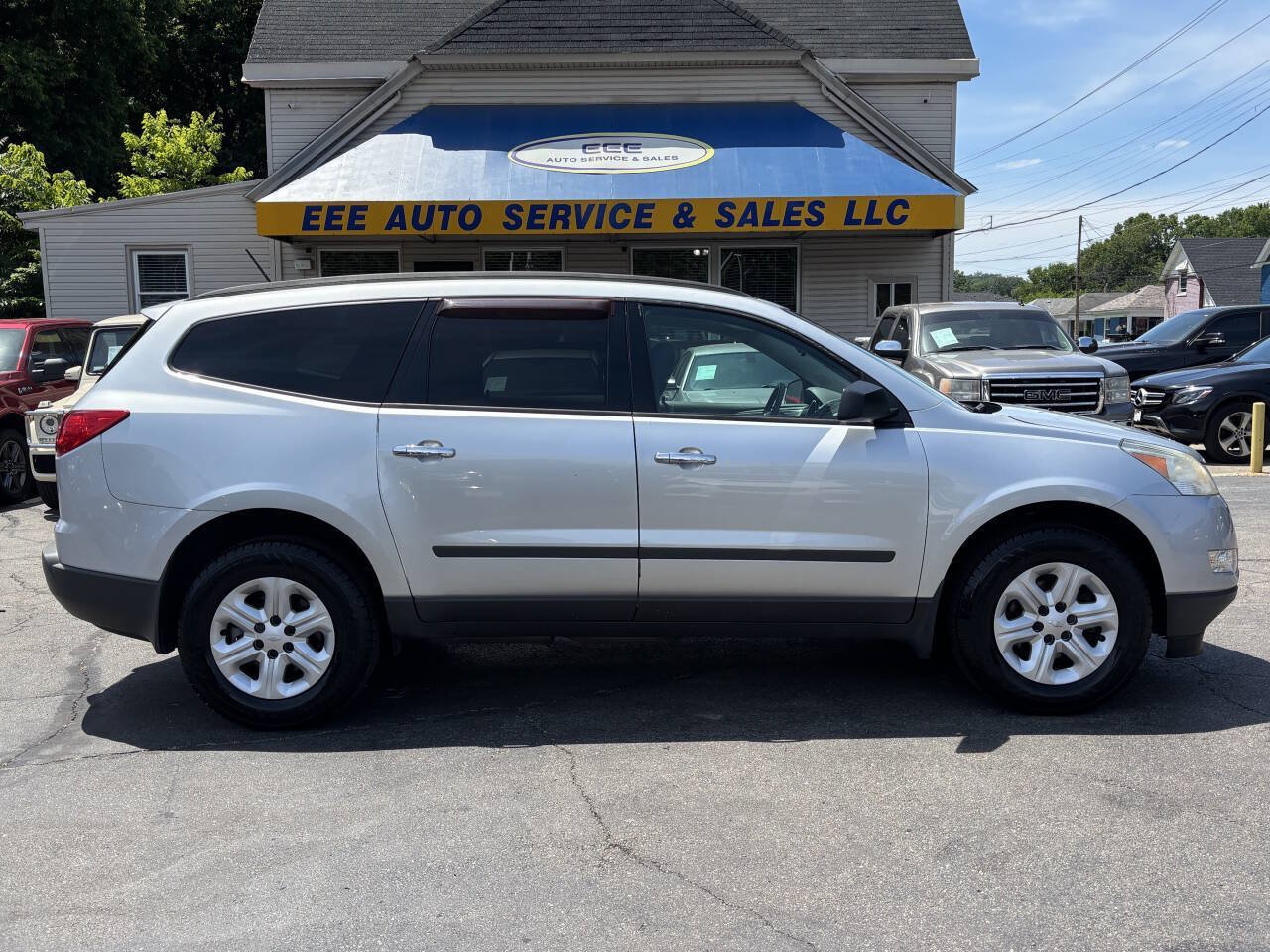 Used 2010 Chevrolet Traverse LS FWD image 1