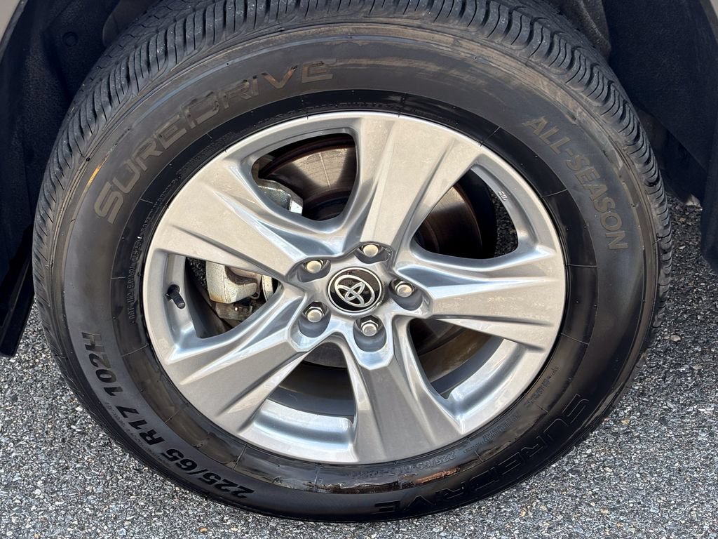Used 2025 Toyota RAV4 XLE AWD/4WD image 15
