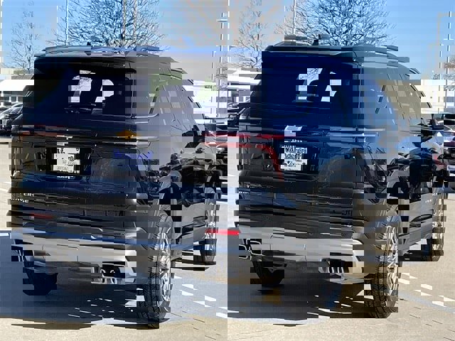 Used 2025 Chevrolet Traverse LT image 4