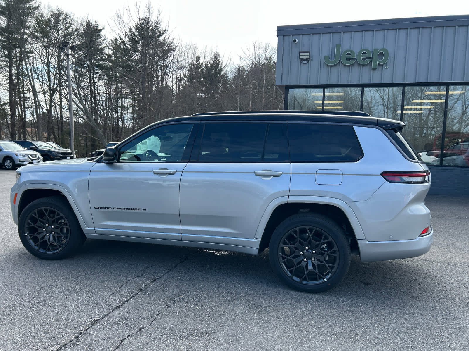 New 2026 Jeep Grand Cherokee L Summit w/ Obsidian Package AWD/4WD image 9