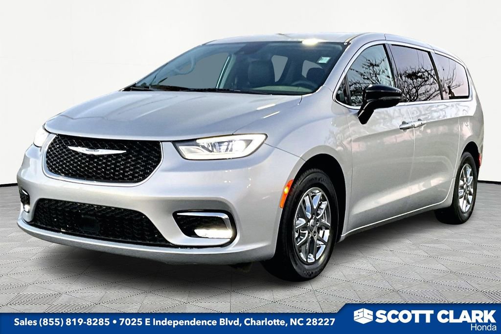 Used 2024 Chrysler Pacifica Touring-L image 3