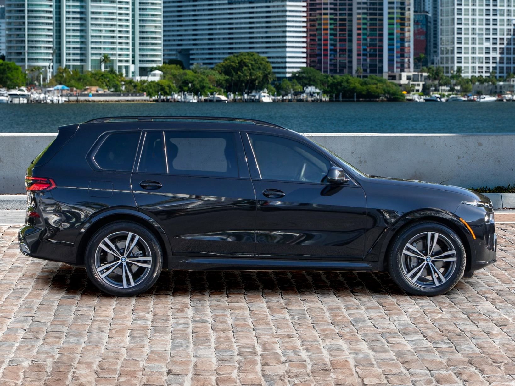 Used 2024 BMW X7 xDrive40i w/ Executive Package image 4