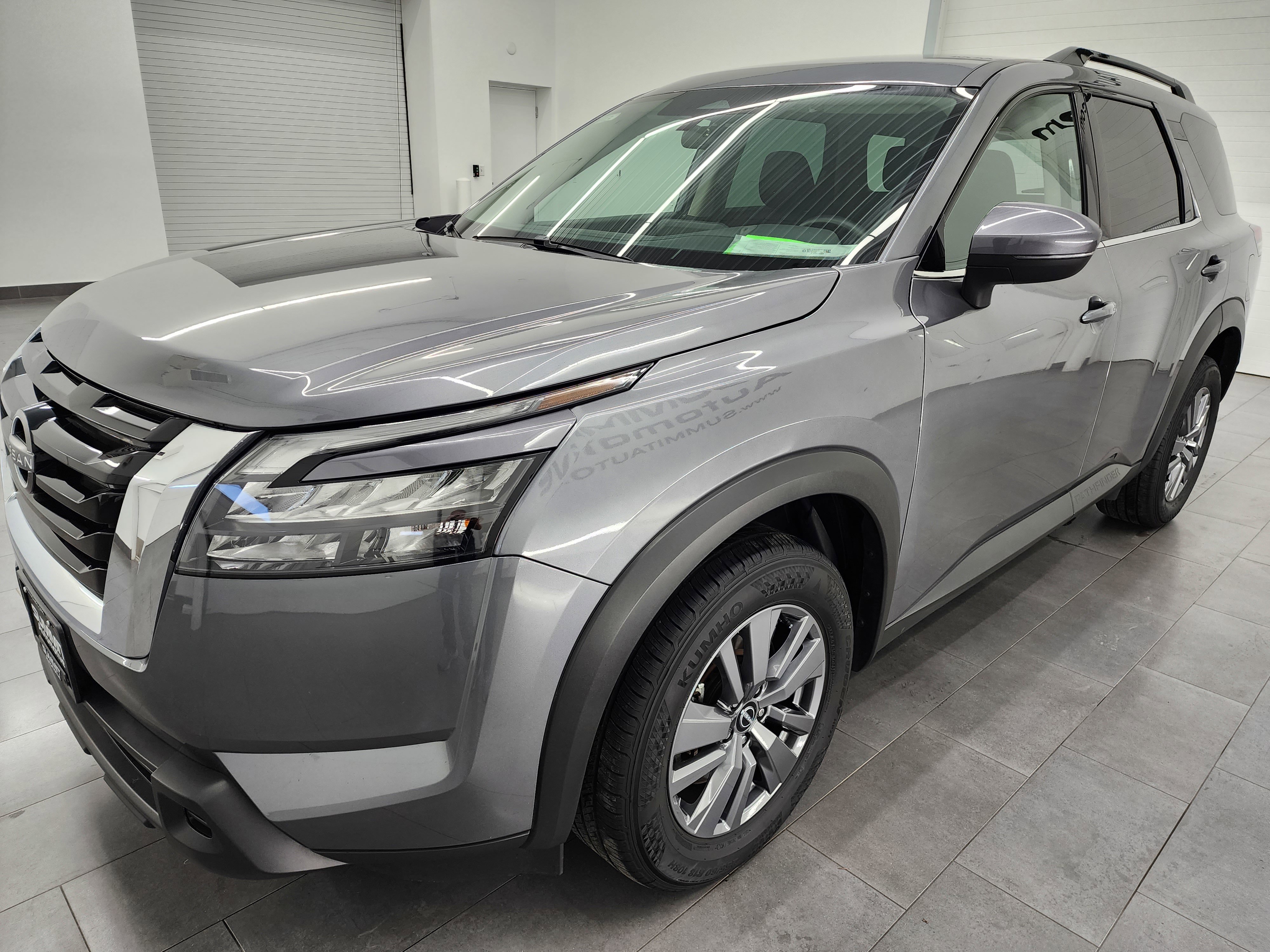 Used 2025 Nissan Pathfinder SV image 7