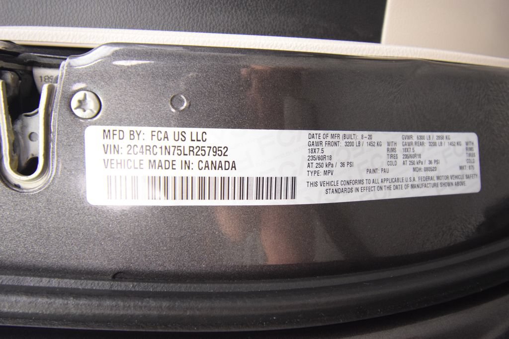 Used 2020 Chrysler Pacifica Limited FWD image 31