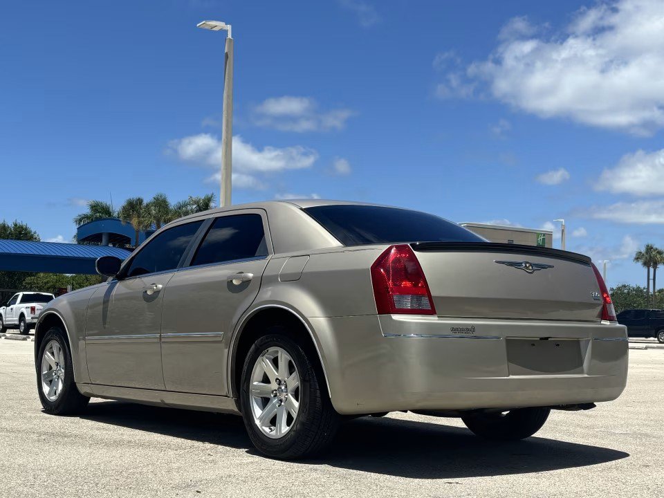 Used 2006 Chrysler 300 Touring RWD image 6