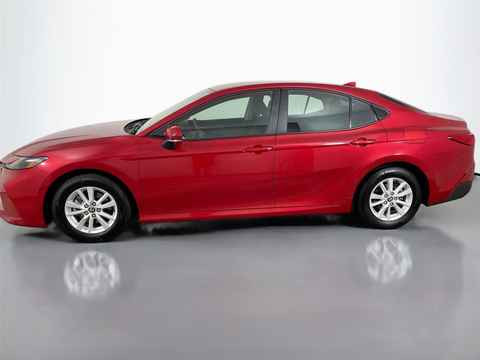 Used 2025 Toyota Camry LE image 4