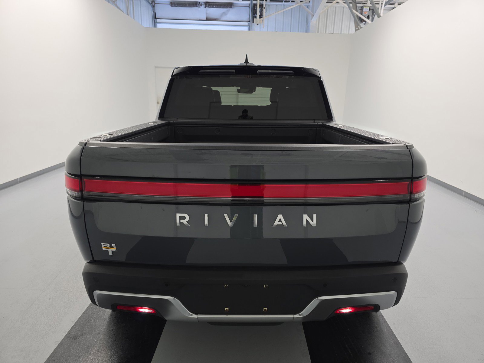 Used 2022 Rivian R1T Adventure image 4