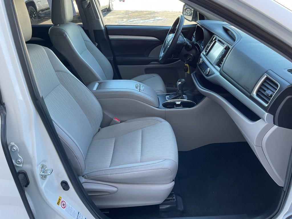 Used 2019 Toyota Highlander Plus AWD/4WD image 18