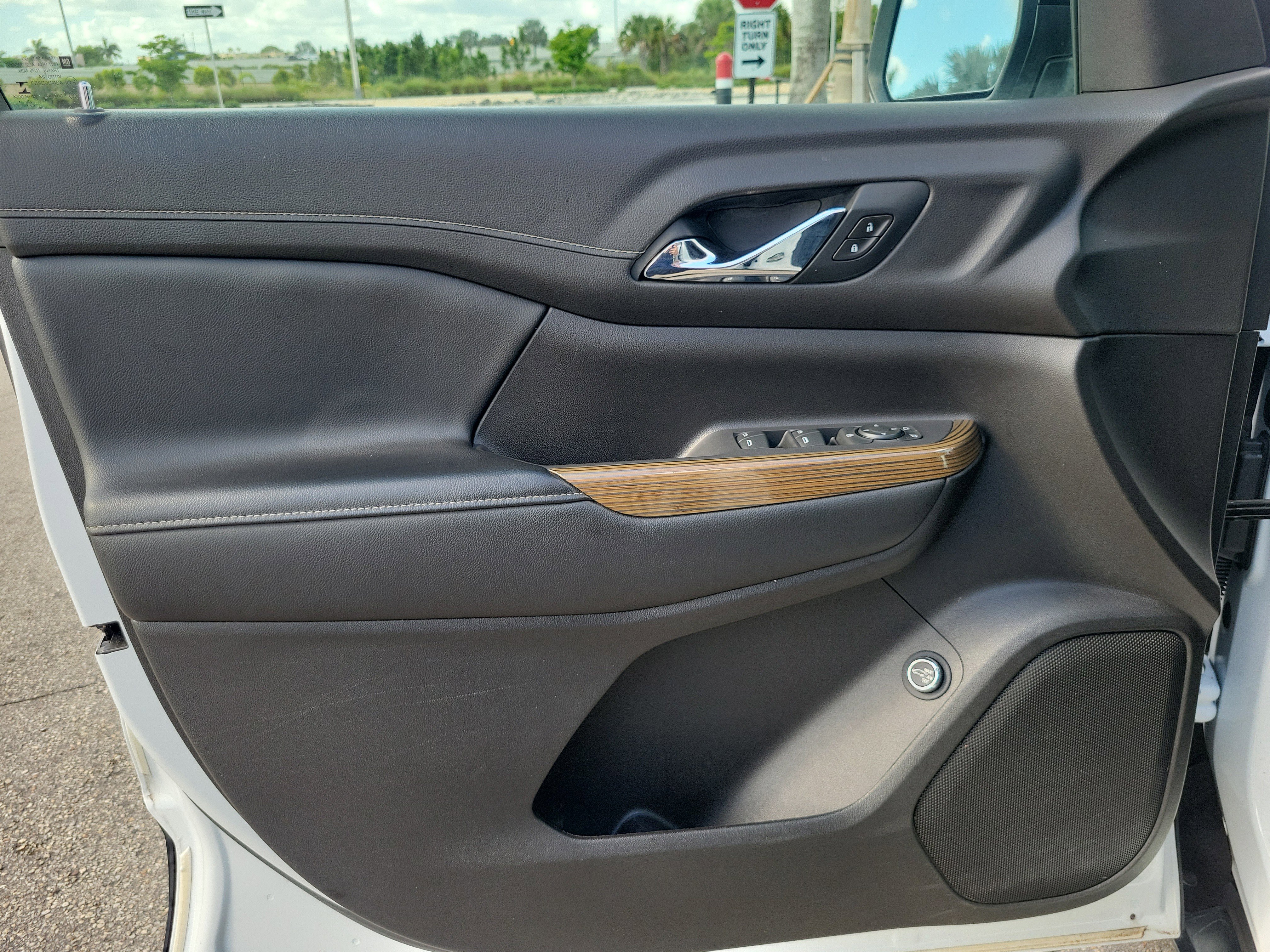 Used 2021 GMC Acadia SLE w/ Driver Convenience Package image 23