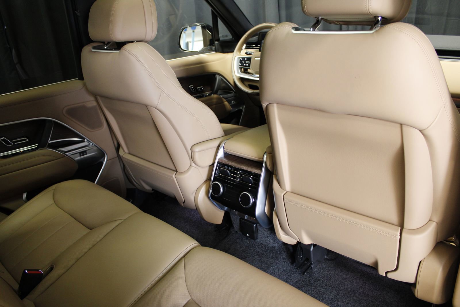 Used 2025 Land Rover Range Rover SE image 41