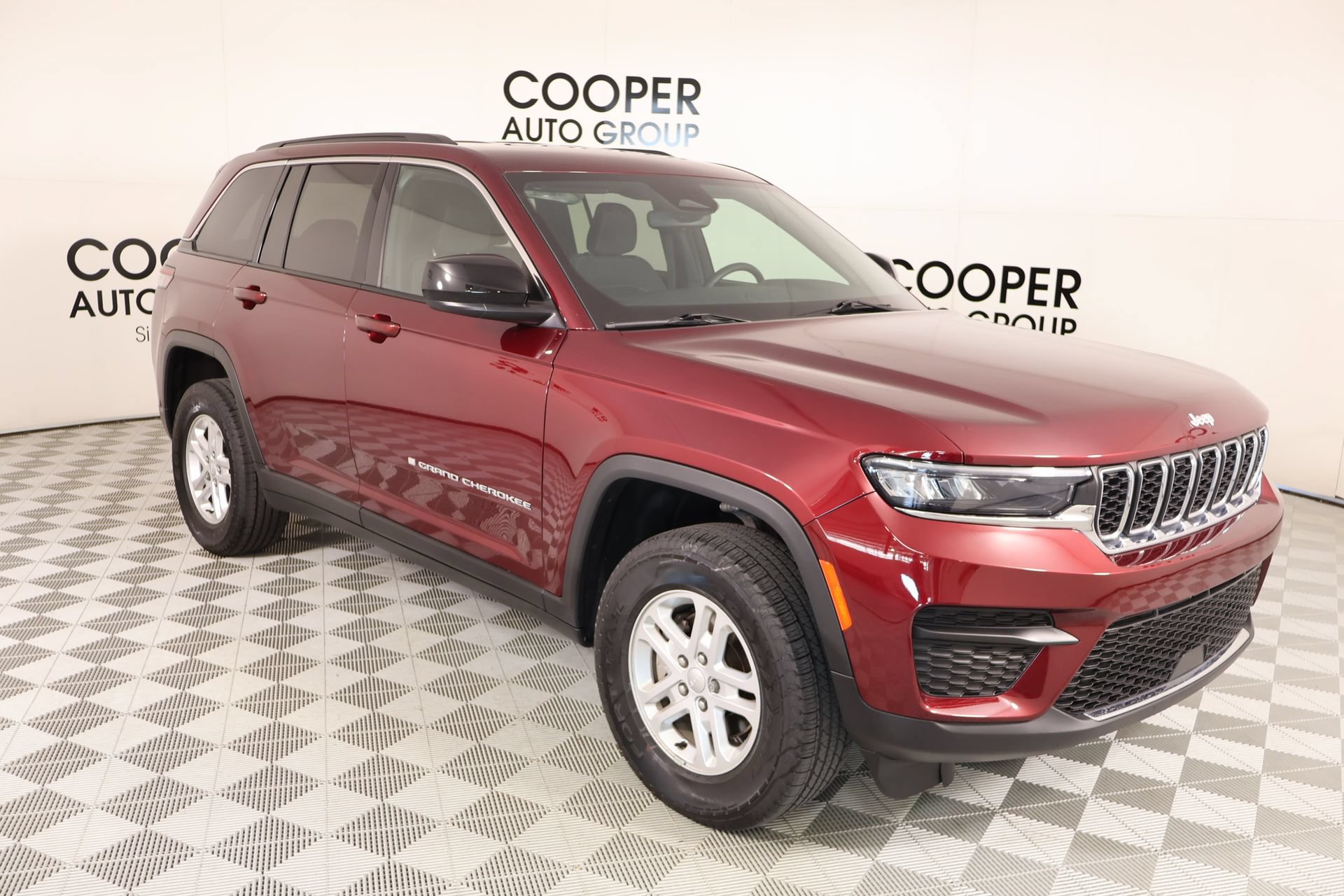 Used 2024 Jeep Grand Cherokee Laredo w/ Luxury Tech Group I AWD/4WD image 1