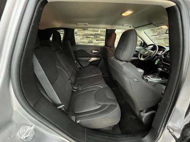 Used 2017 Jeep Cherokee Latitude w/ Cold Weather Group AWD/4WD image 36