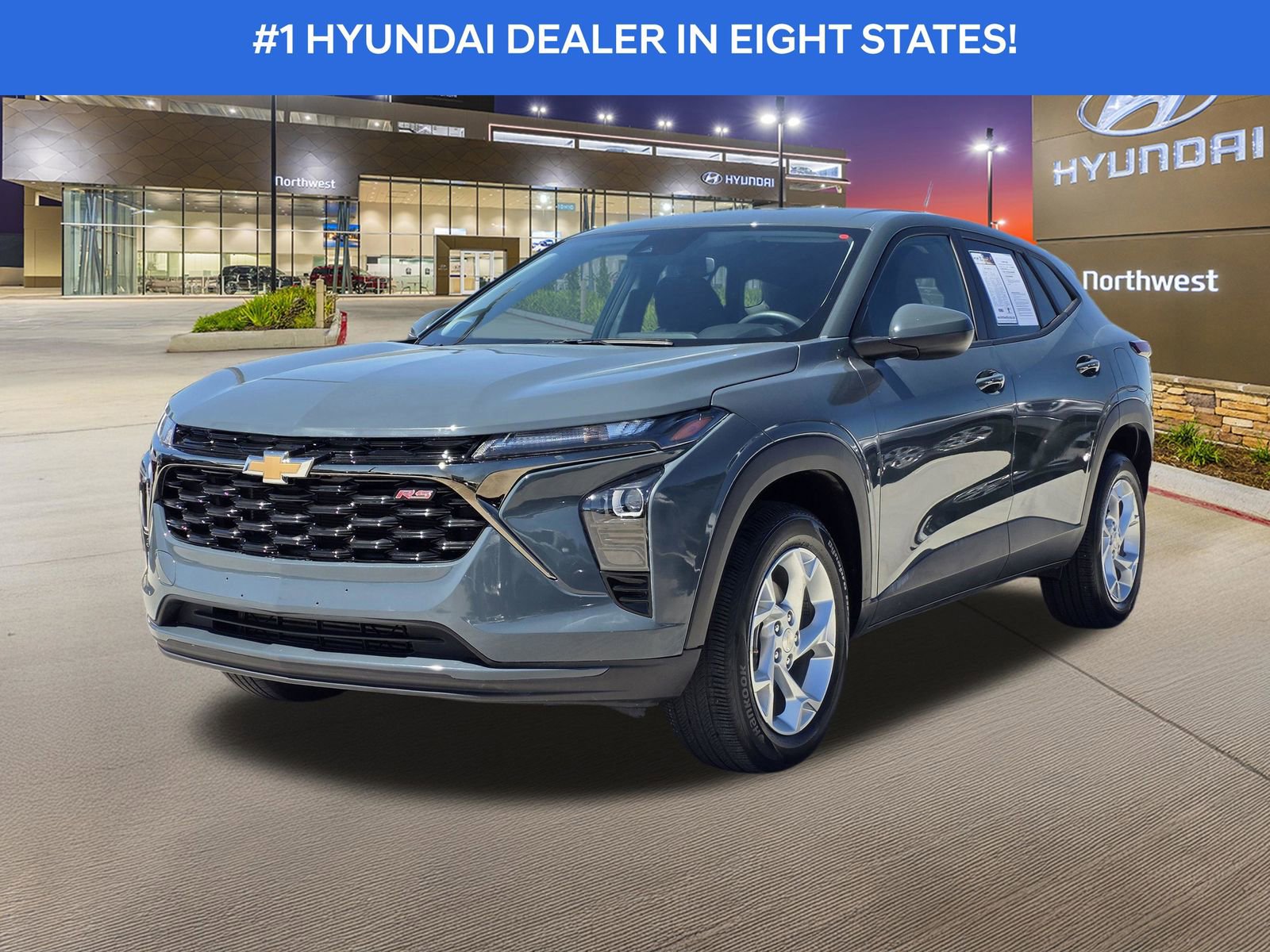 Used 2025 Chevrolet Trax LS w/ LS Convenience Package image 2