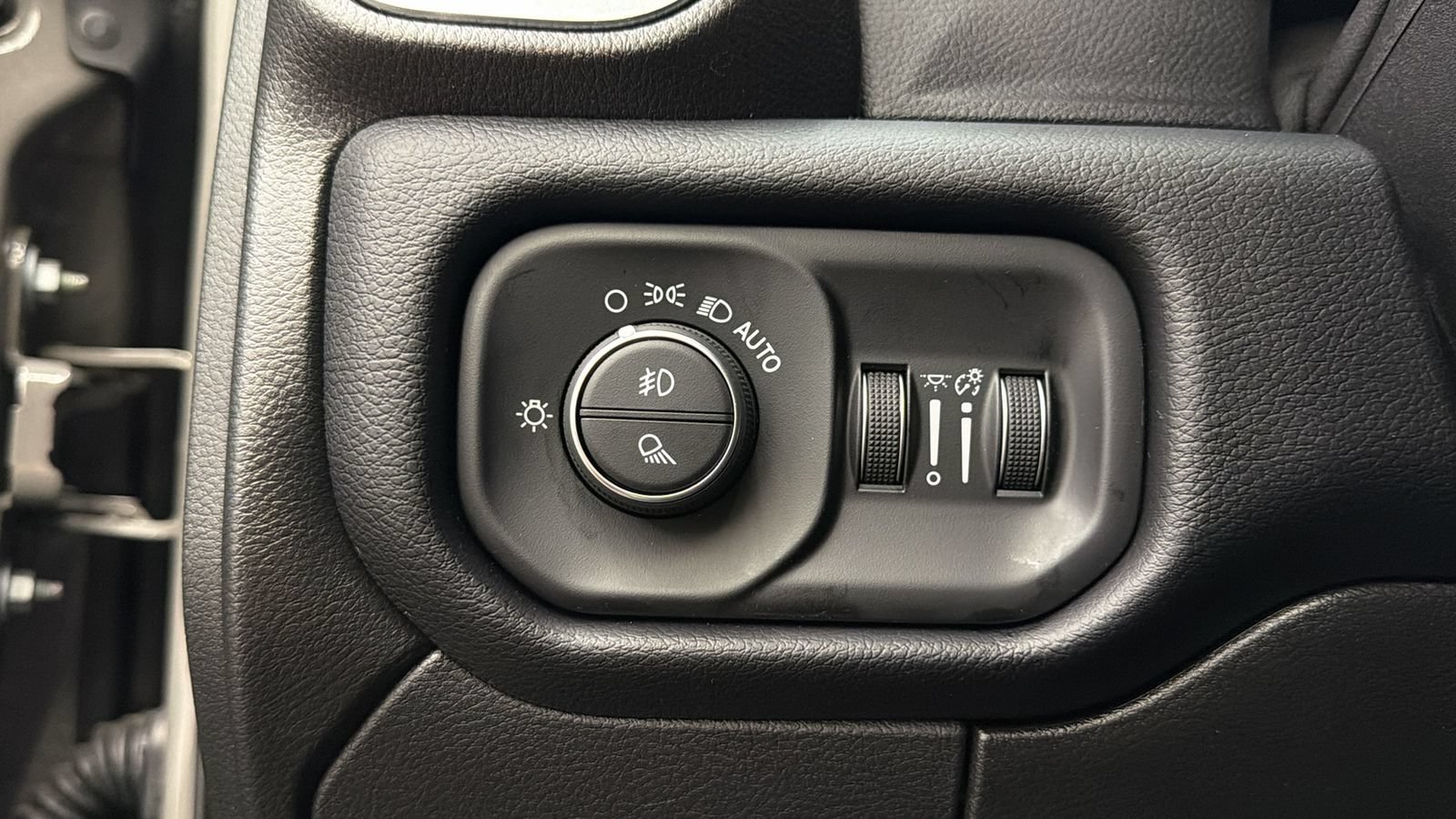 Used 2025 RAM 2500 Laramie AWD/4WD image 34