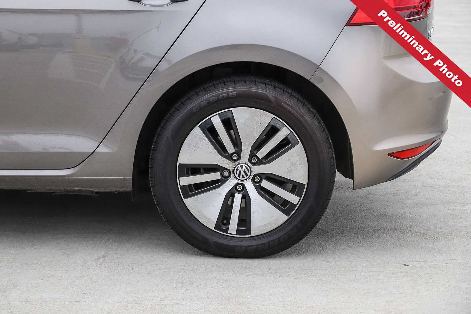 Used 2016 Volkswagen e-Golf SE FWD image 12