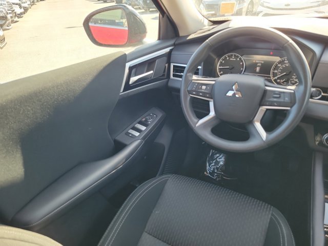 Used 2024 Mitsubishi Outlander ES image 18