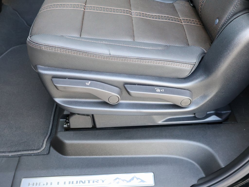 New 2025 Chevrolet Suburban High Country image 31