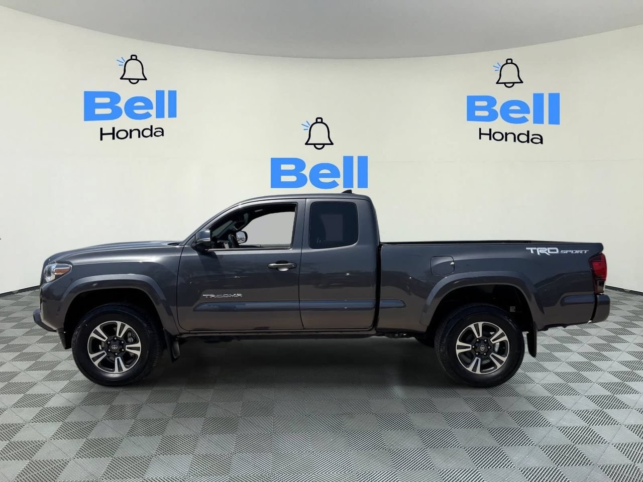 Used 2019 Toyota Tacoma TRD Sport RWD image 2