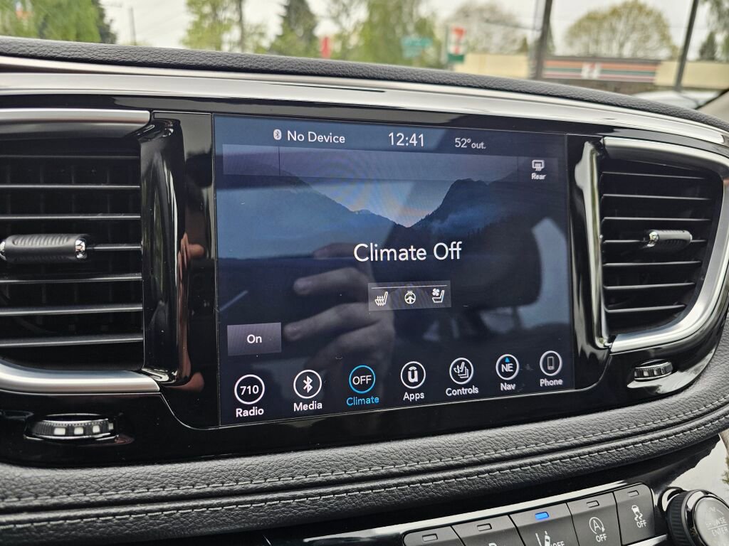 Used 2018 Chrysler Pacifica Limited w/ Tire & Wheel Group image 31