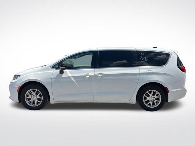 Used 2024 Chrysler Pacifica Touring-L FWD image 2