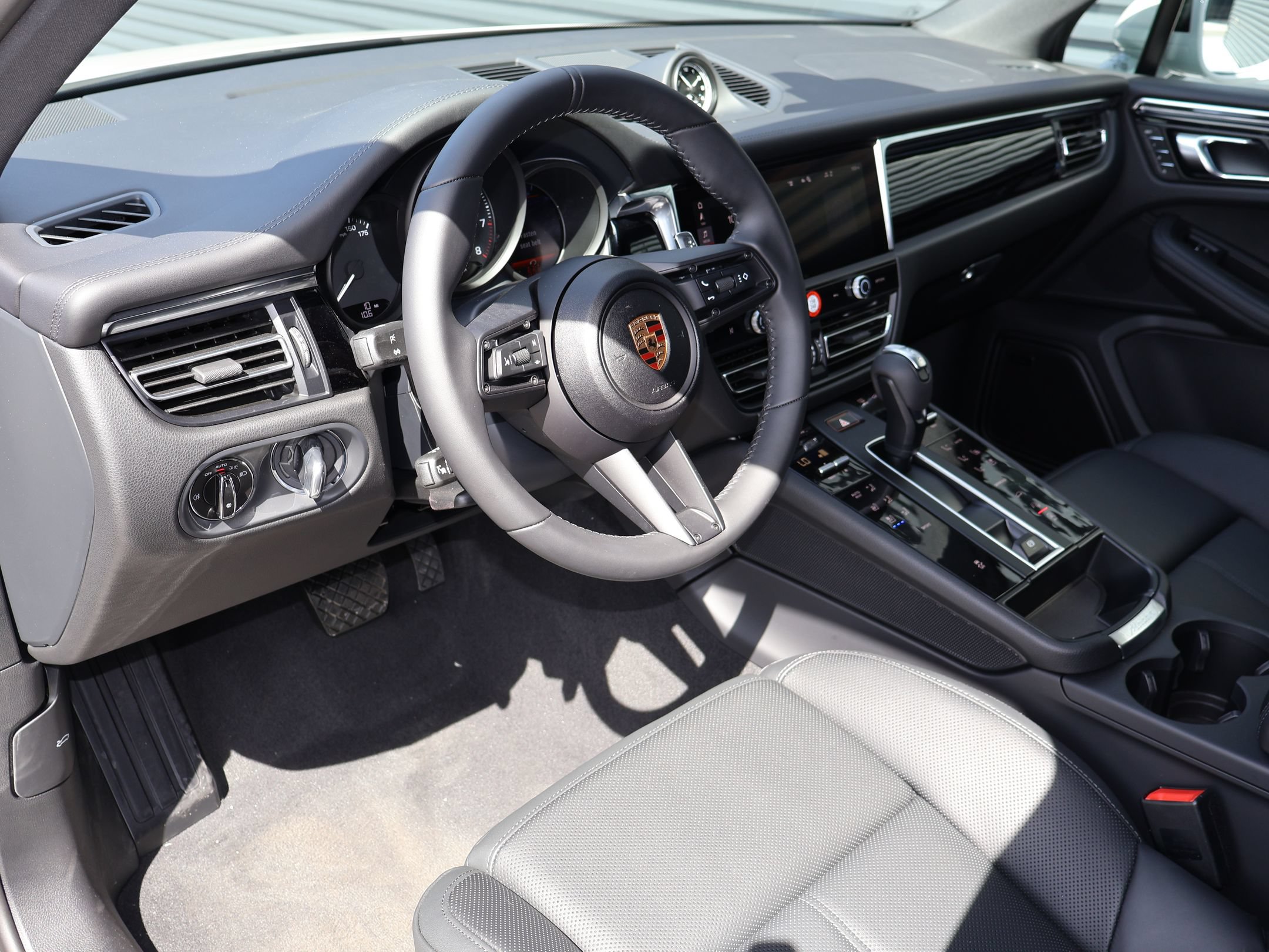 New 2026 Porsche Macan AWD/4WD image 4